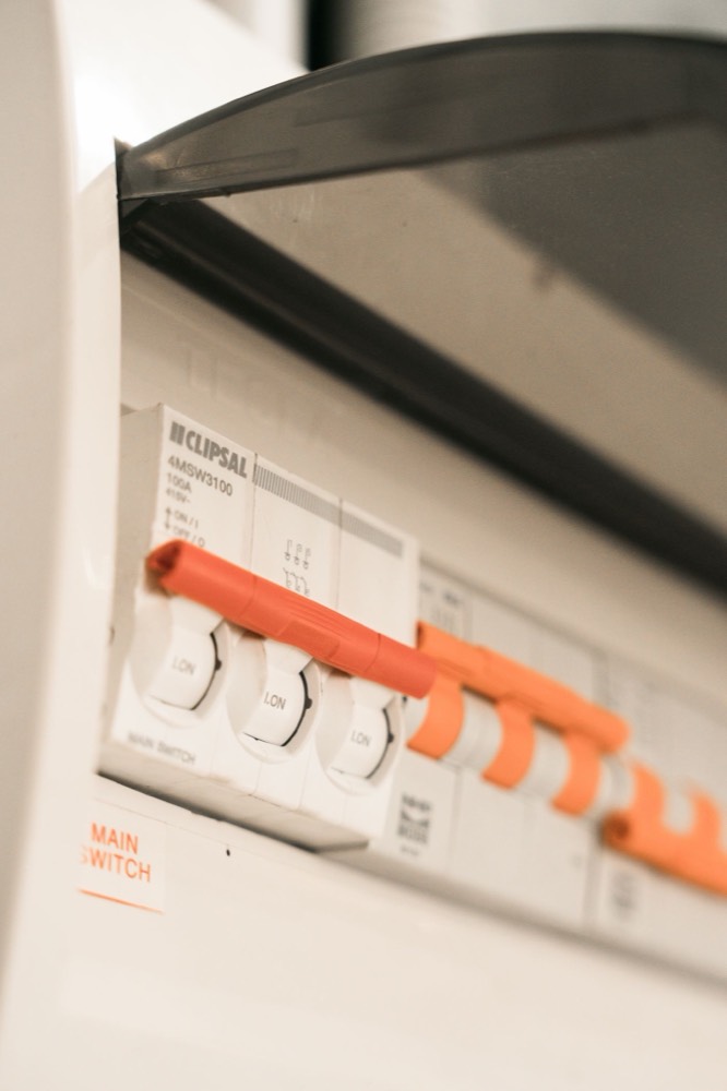 Mesure au multimètre sur une armoire