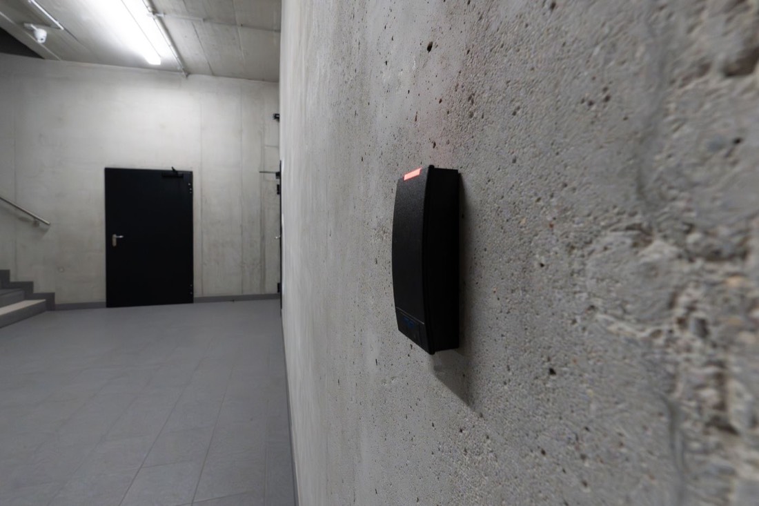Lecteur mural dans un couloir de bâtiment professionnel