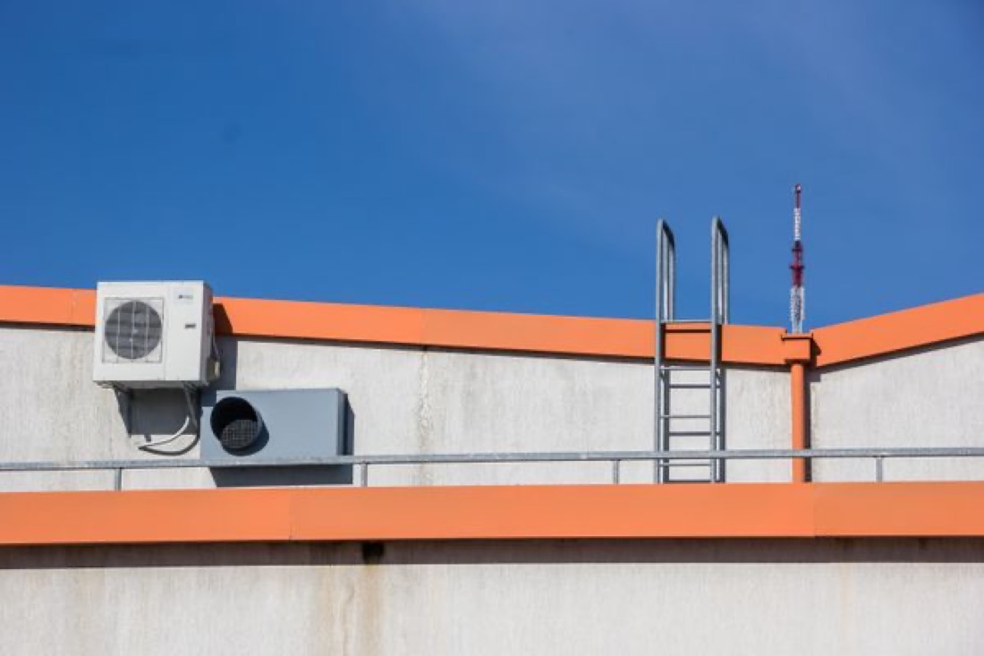 Unité extérieure sur terrasse technique