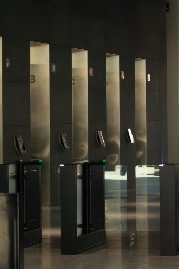 Tourniquets à l’accueil d’un immeuble de bureaux