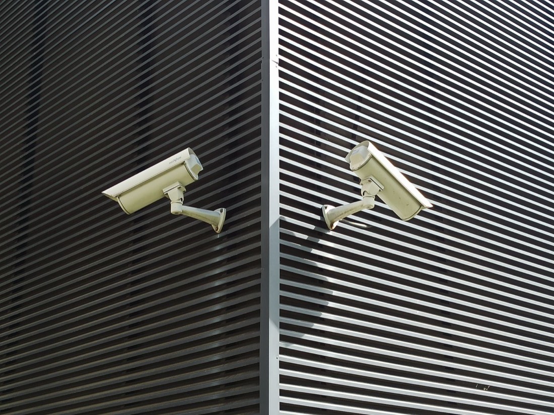 Deux caméras de surveillance sur une façade