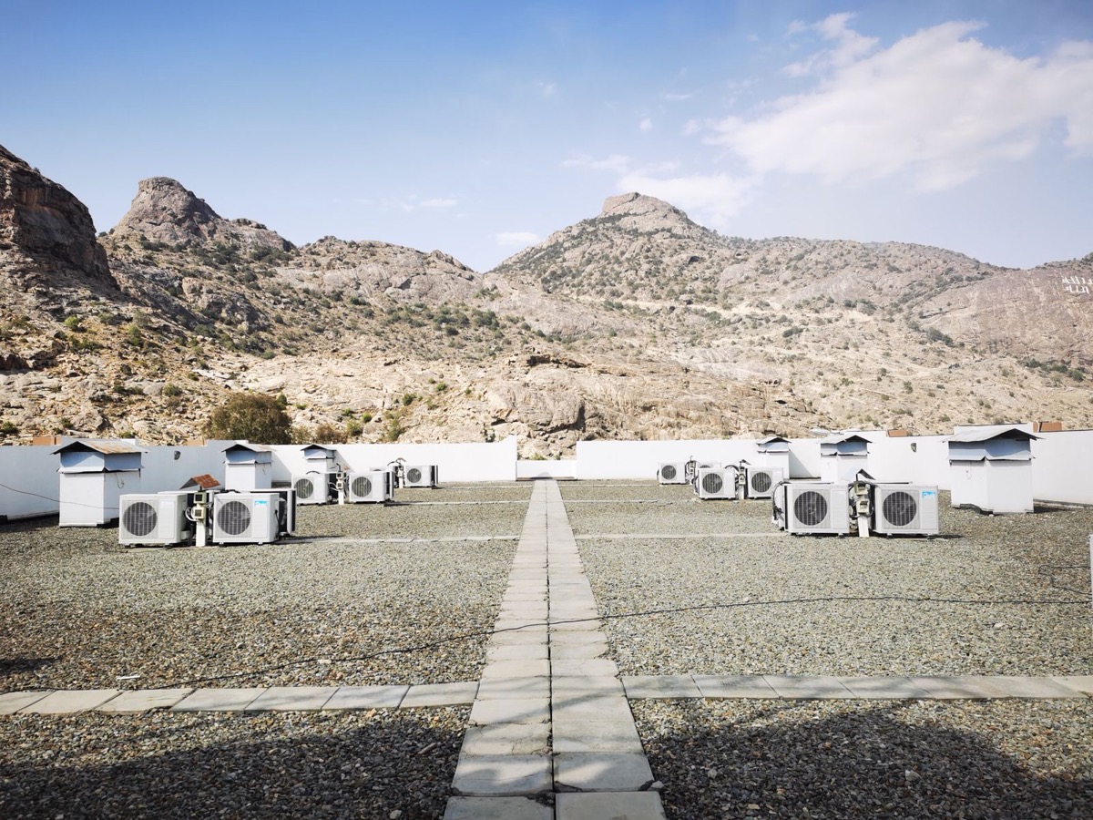 Unités extérieures de climatisation sur la toiture d'un bâtiment